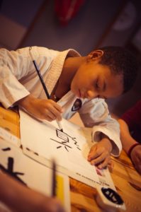 Enfant dessine lettre japonais